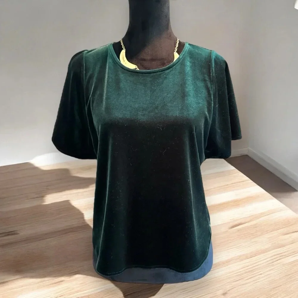 Madewell Velvet Butterfly Top dark green size medium curved hem‎